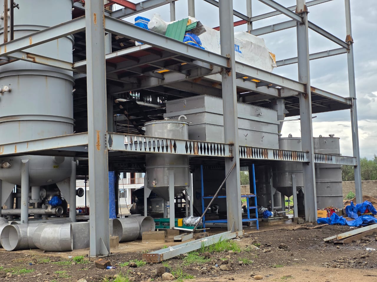 Industrial vessels installed within structural steelwork